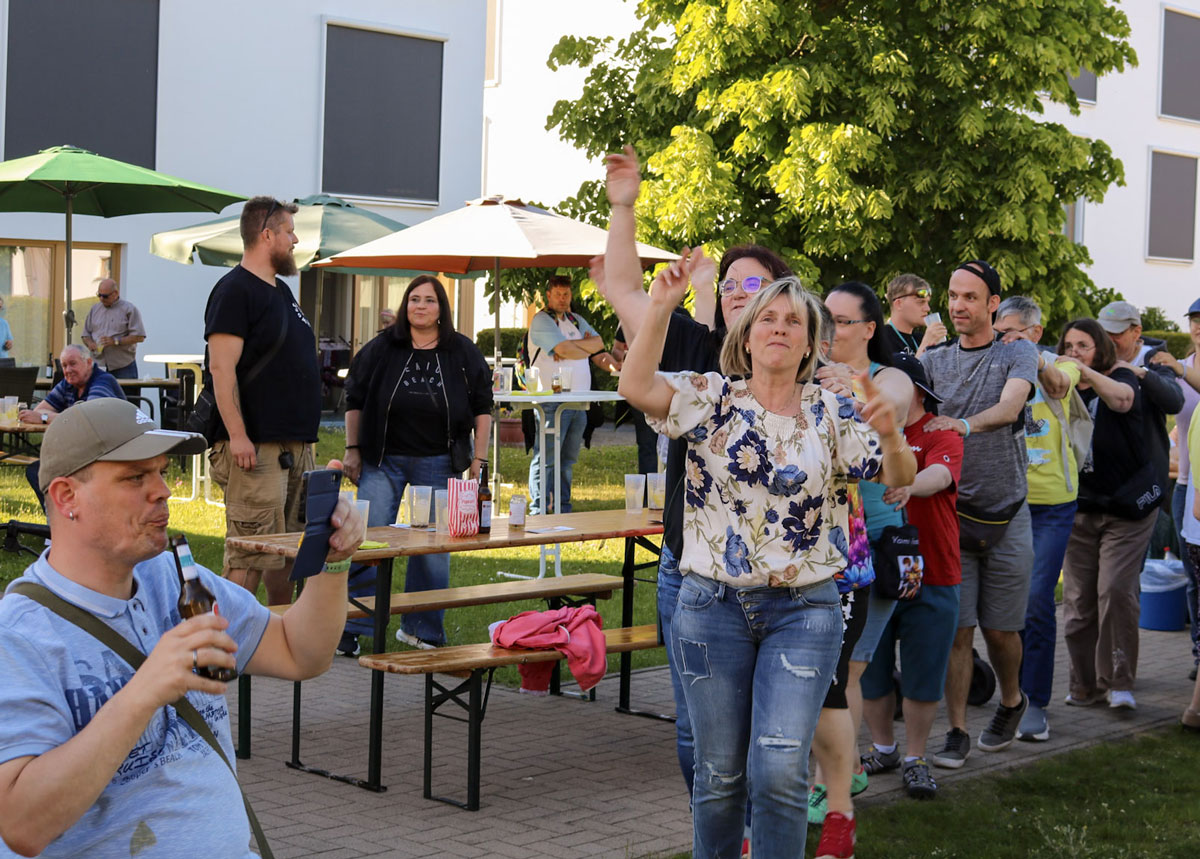 Polonaise beim "Wohnzimmerkonzert" in der Wohnanlage Würfel in der Flörkestraße