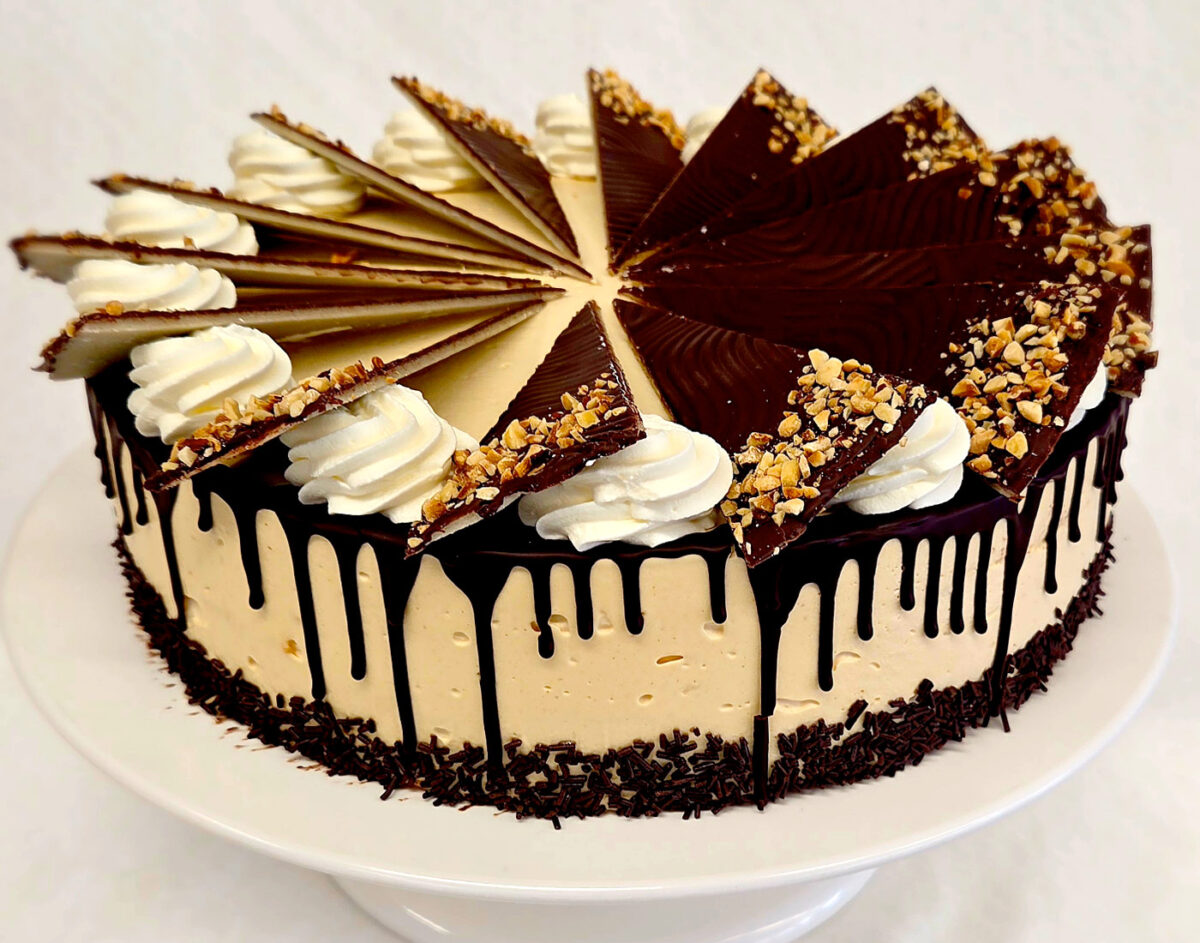 Torte des Monats April: Karamell-Frischkäsetorte mit Malzbierbiskuit 
